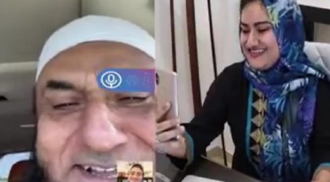 مولانا طارق جمیل کی انڈین بلاگر ’ری ایکشن کڑی‘ سے ویڈیو کال پر گفتگو