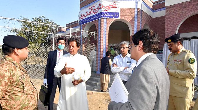 عمران خان قرنطینہ سنٹر ڈیرہ غازی خا ن پہنچ گئے،زائیرین سے ملاقات