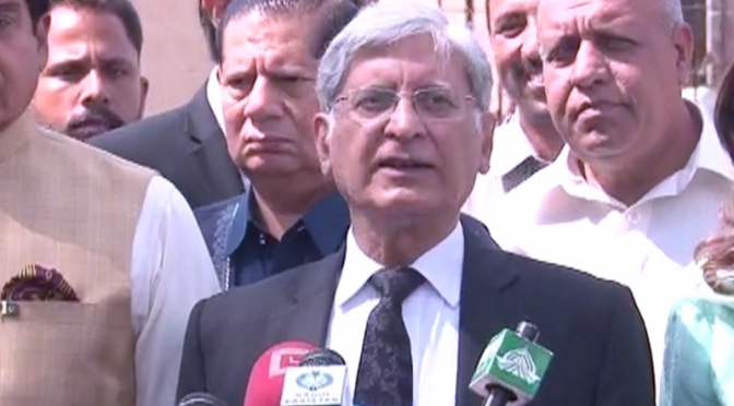 نواز شریف نے 100 لیگی ارکان ضمانتی رکھوا کر رہائی لی ، اعتزاز احسن