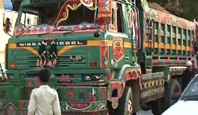 کراچی سے ڈمپر میں چھپ کر باجوڑ جاتے 60 افراد گرفتار