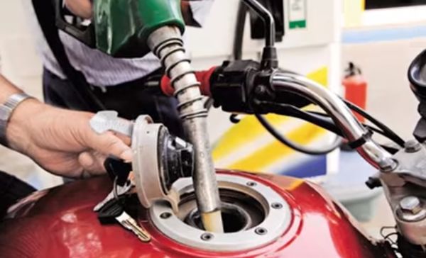 یکم اپریل سے پٹرول میں 20 روپے فی لیٹر کمی کا امکان
