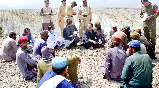 عثمان بزدار کا تونسہ،کوہ سلیمان کا دورہ پتھریلی زمین پر بیٹھ کر احوال پوچھا،چوٹی کری ماڑ میں سکول بنانے کا اعلان