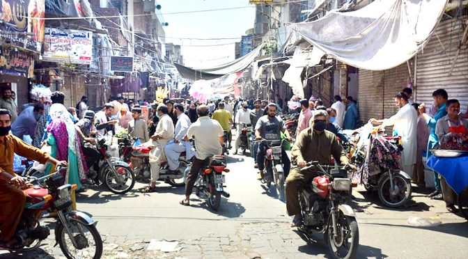 لاہورئیے چھٹی منانے سڑکوں پر نکل آئے ،کرونا پھیلنے کا خطرہ