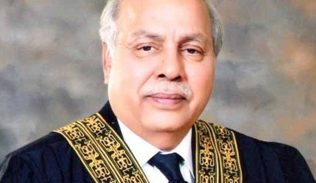 سندھ،خبیرپختو نخوا حکومتیں پیسہ مانگنے میں مصروف کام نہیں کر رہیں چاروں وزرائے اعلیٰ گھروں سے آڈر دے رہے ہیں، گراوئڈ پر کچھ نہیں ہورہا چیف جسٹس
