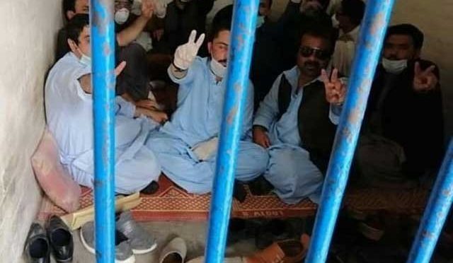کوئٹہ: کرونا وباءسے نمٹنے کیلئے مکمل سامان نہ ملنے پر ڈاکٹرز کا احتجاج ، پولیس نے دھاوا بول دیا