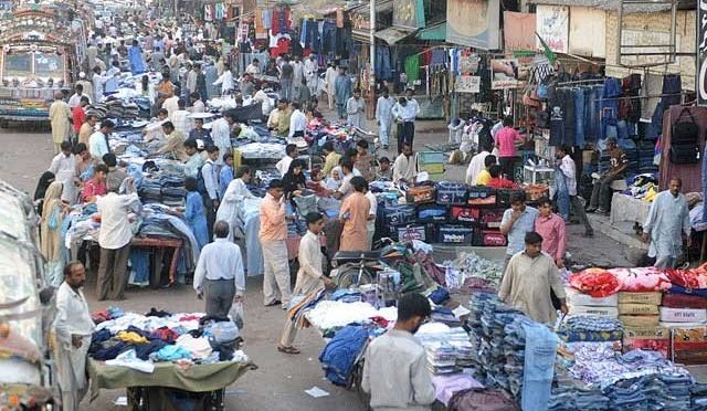 پنجاب میں ٹرانسپورٹرز کا کرایہ کم کرنے اور سندھ میں تاجروں کا حکومتی پابندیاں ماننے سے انکار
