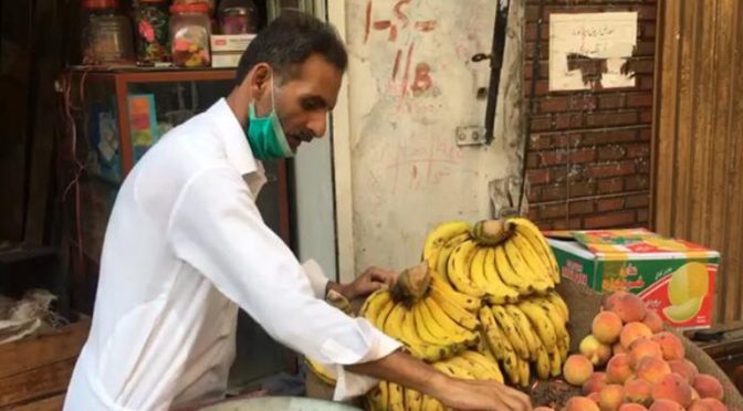 ہا ئے ری غر بت ،کروڑوں کمانے وا لے کر کٹرز کے کوچ نے بچوں کا پیٹ پا لنے کی خا طرریڑھی لگا لی