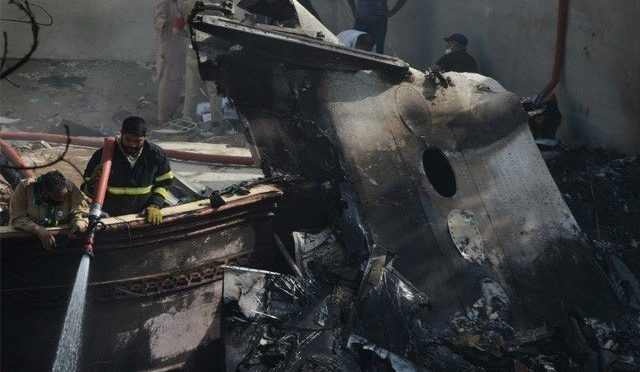 طیارہ حادثہ: فرانس سے آنے والی طیارہ ساز کمپنی کی ٹیم کا جائے حادثہ کا دورہ