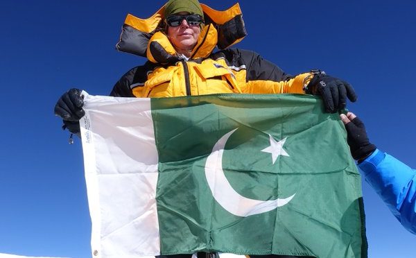 امریکی خاتون کی بے لوث محبت، بحر اوقیانوس میں پاکستانی پرچم لہرا دیا