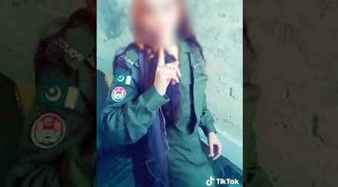 ٹک ٹاک ویڈیو وائرل ہونے پر لیڈی کانسٹیبل ملازمت سے فارغ