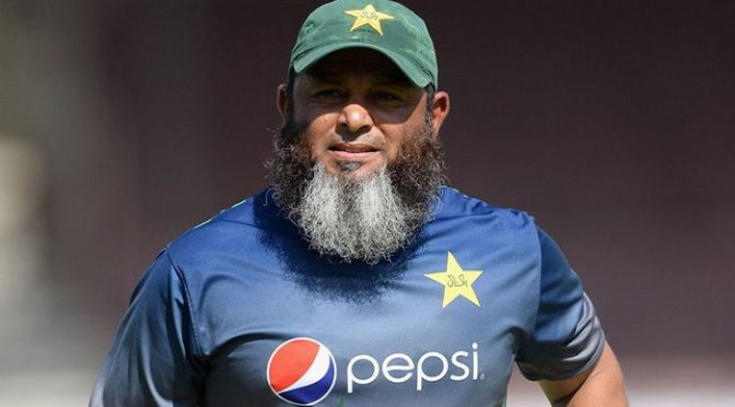 کھلاڑیوں کو ایک دوسرے کی حوصلہ افزائی خود کرنی ہے: مشتاق احمد