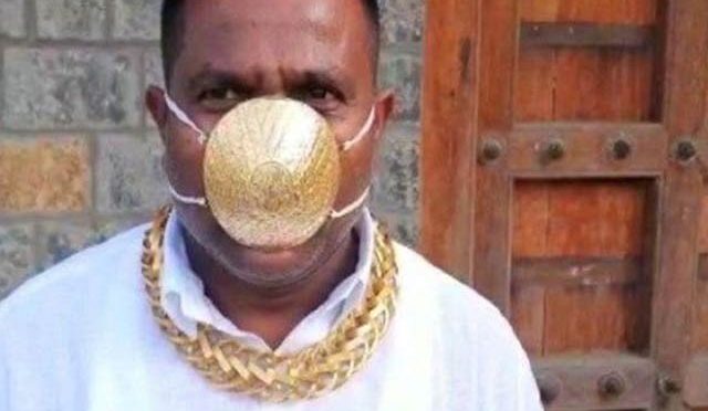 بھارتی شخص نے کورونا وائرس سے بچنے کےلیے سونے کا ماسک پہن لیا