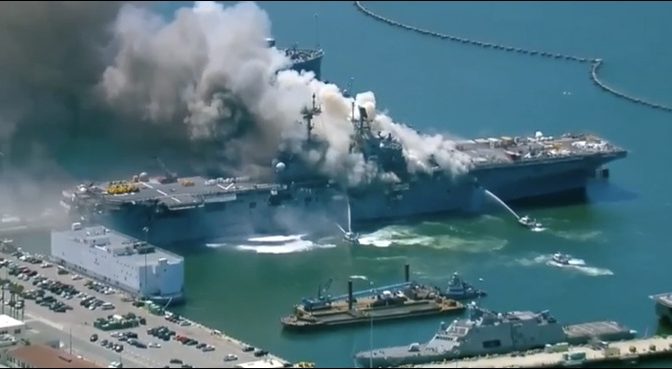 امریکا: سان ڈیاگو نیول بیس پر بحری جہاز میں خوف ناک دھماکا