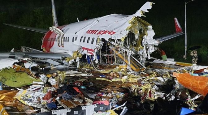 بھارت میں مسافر طیارہ لینڈنگ کے دوران 2 ٹکڑے ہوگیا، 16 افراد ہلاک