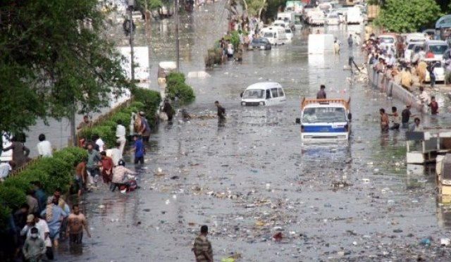کراچی میں بارش کے پانی کی نکاسی میں رکاوٹ بننے والی عمارتیں گرانے کا حکم