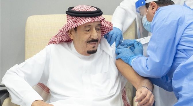 خادمین الحرمین الشریفین شاہ سلمان بن عبدالعزیز نے کورونا ویکسین کا پہلا انجیکشن لگوا لیا