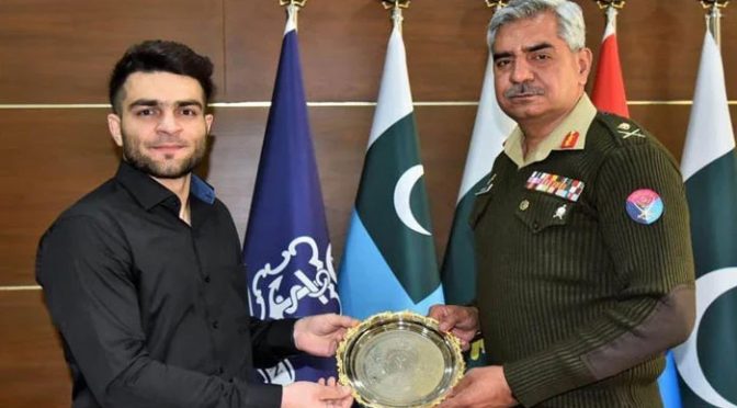 مکس مارشل آرٹس کے کھلاڑی احمد مجتبی نے ڈی جی آئی ایس پی آر میجر جنرل بابر افتخار سے ملاقات