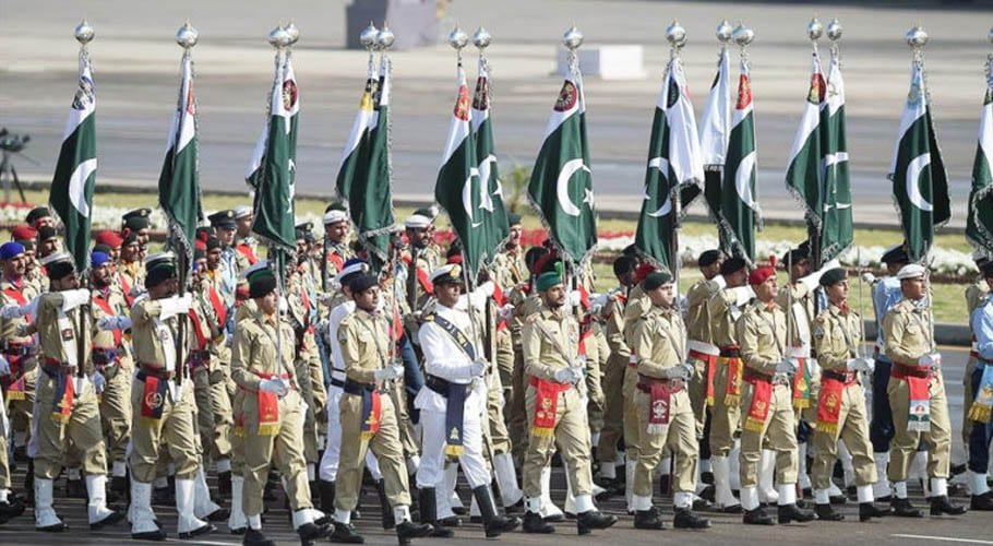 یومِ پاکستان پریڈ: شہدا اور غازی ہمارا فخر ہیں، ڈاکٹر عارف علوی