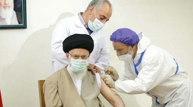 ایرانی سپریم لیڈر نے ملک میں تیار کردہ کورونا ویکسین لگوالی