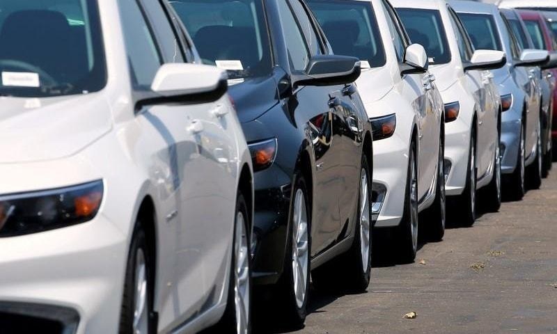 ٹیکس اور ڈیوٹی میں کمی کے باوجود کار بنانے والوں کی قیمتیں کم کرنے میں تاخیر