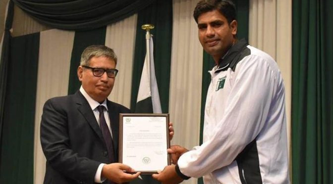 اولمپکس میں شاندار کارکردگی، ارشد ندیم کو ٹوکیو میں پاکستانی سفیر نے تعریفی سند دی