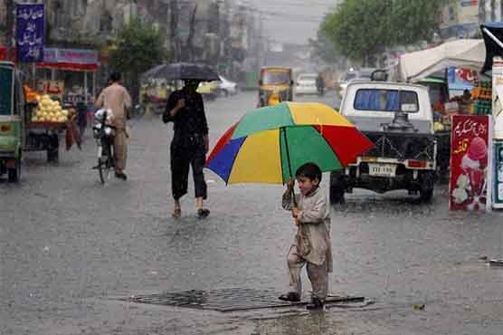 کراچی میں بارش، نشیبی علاقے زیر آب، کرنٹ لگنے سے بچی سمیت 5 جاں بحق