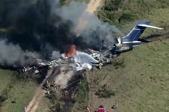 امریکی ریاست ٹیکساس میں طیارہ گر کر تباہ، 21 مسافر زندہ بچ گئے