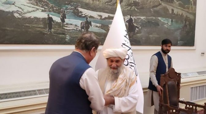 کابل: شاہ محمود کی ڈی جی آئی ایس آئی و دیگر حکام کے ہمراہ افغان وزیراعظم سے ملاقات