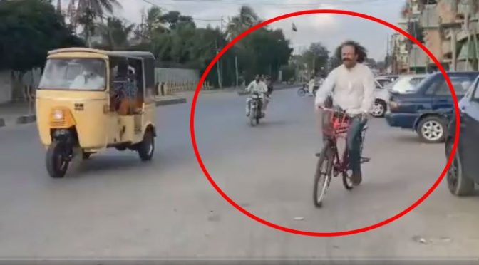 اداکار ایوب کھوسہ کا پیٹرول کی قیمتوں میں اضافے پر سائیکل چلا کر احتجاج