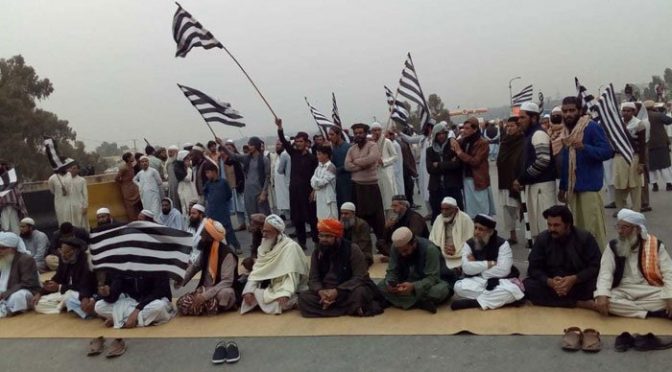 بیٹے کی جیت کیلئے پرویز خٹک پر سرکاری مشینری کے استعمال کا الزام، جے یو آئی کا احتجاج