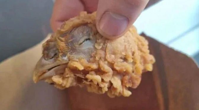 خاتون کے چکن ونگز کے ڈبے سے مرغی کی تلی ہوئی گردن نکل آئی