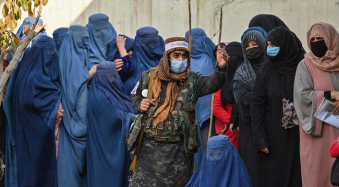 افغان خواتین مرد رشتے دارکے بغیر طویل سفر نہیں کرسکتیں، طالبان نے پابندیاں نافذکردیں