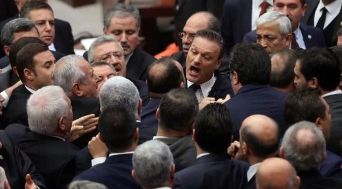 ترک پارلیمنٹ میں بجٹ سیشن کے دوران ارکان گتھم گتھا ہوگئے