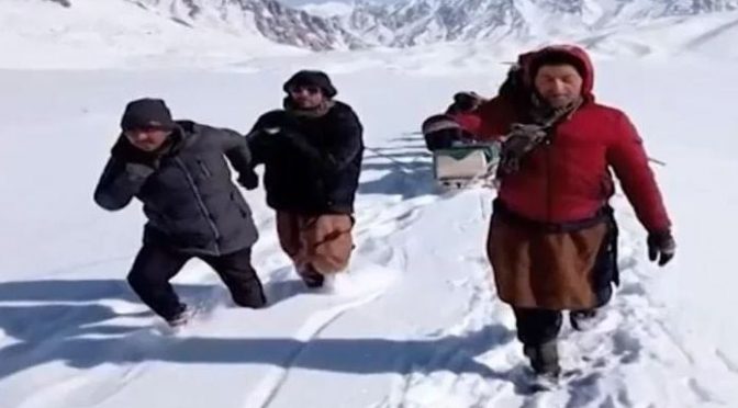 گلگت میں 3 فٹ برف، میت کو کہیں اٹھا کر تو کہیں کھینچ کر لے جایا گیا