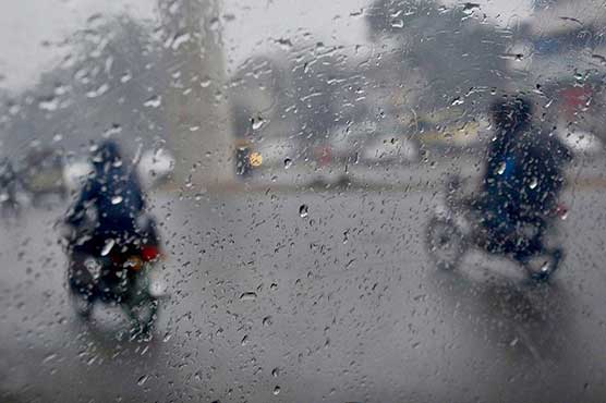 بارشوں کا نیا اسپیل: لاہور سمیت کئی شہروں میں وقفے وقفے سے بادل برس پڑے