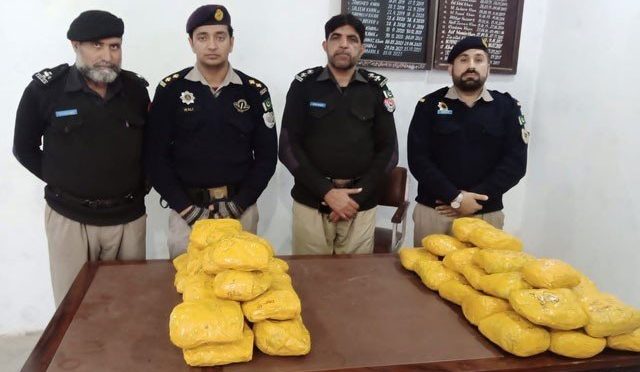 موٹروے اسلام آباد سیکشن پر منشیات اسمگلرز کی گاڑی کو حادثہ، ملزمان فرار