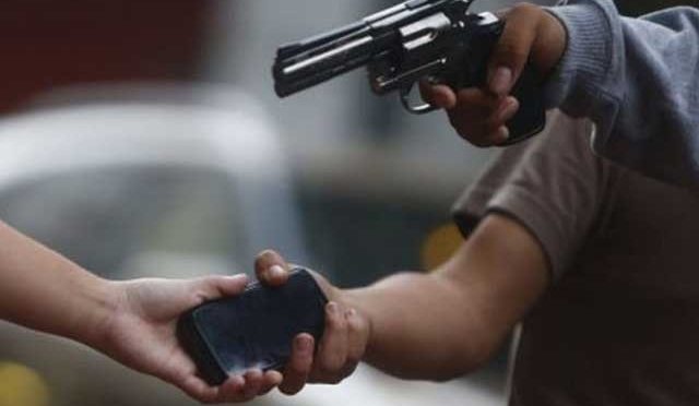 کراچی میں بڑی واردات، 30 سے زائد افراد سے موبائل فون چھین لیے گئے