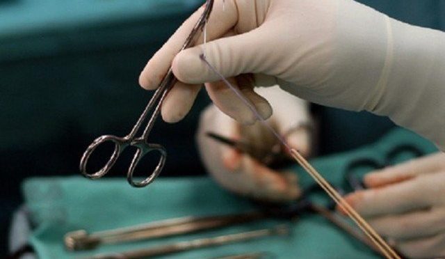 ڈسکہ اسپتال میں ڈاکٹر کے بجائے آپریشن کرنے والے او ٹی ٹیکنیشن اور نرس معطل