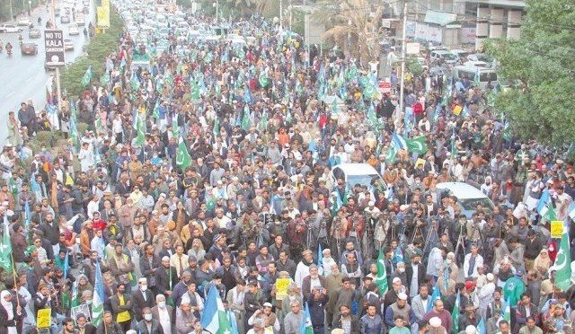 کراچی میں تیز ہواؤں کے باوجود جماعت اسلامی کا دھرنا جاری