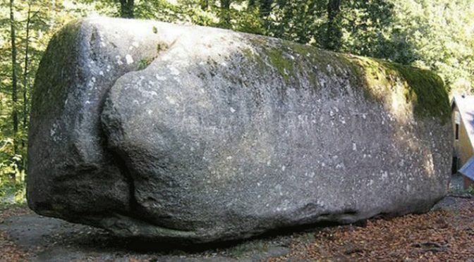 فرانس: 132 ٹن وزنی پتھر جسے اکیلا شخص بھی ہلا سکتا ہے