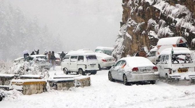 گلگت بلتستان کے ضلع استور میں وقفے وقفے سے برفباری جاری، زمینی رابطہ منقطع