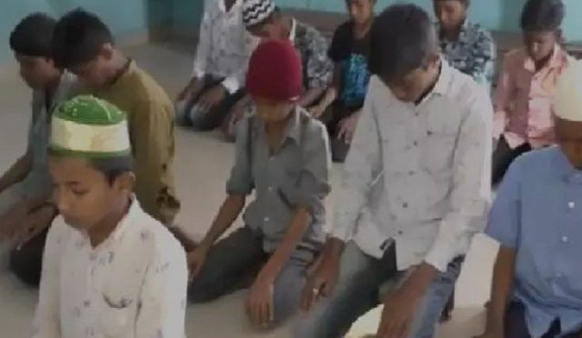 بھارت؛ طلبا کو اسکول میں نماز کی اجازت دینے پر ٹیچر معطل