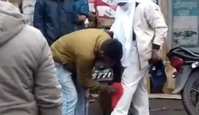 خاتون پولیس اہلکار کی نوجوان سے کیچڑ صاف کروانے اور تھپڑ مارنے کی ویڈیو وائرل