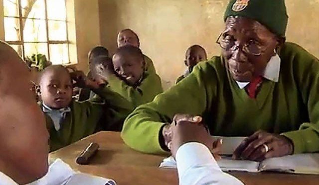 کینیا؛ 99 سالہ دادی نے ڈاکٹر بننے کیلیے پرائمری اسکول میں داخلہ لے لیا