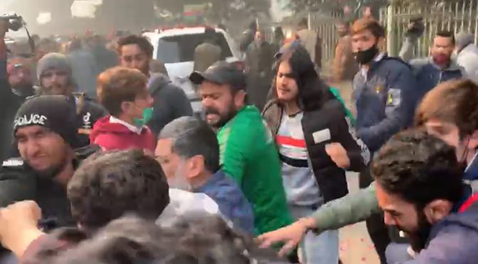 لاہور:حمزہ شہباز کی عدالت سے واپس پر لیگی کارکن آپس میں الجھ پڑے