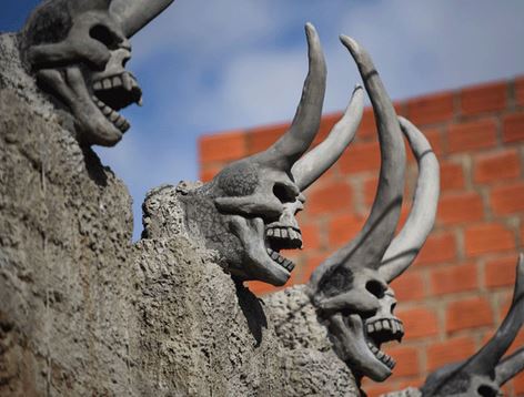 بولیویا کے شہری کو گھر پر شیطانی مجسمے بنوانا مہنگا پڑگیا