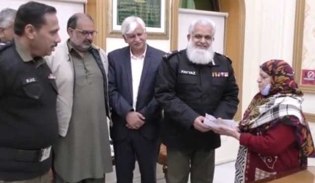 بیوہ کی لوٹی گئی پنشن لاہور پولیس نے واپس دلوادی