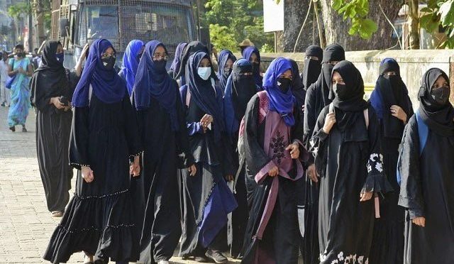 بھارت میں حجاب نہ اتارنے پر 58 طالبات کو کالج سے نکال دیا گیا