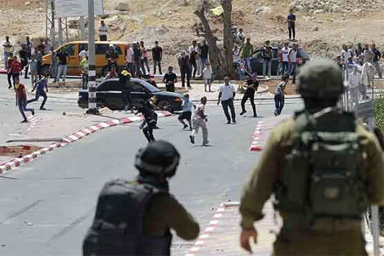 اسرائیلی فورسز کا فلسطینیوں پر دھاوا، براہ راست فائرنگ سے 100 سے زائد شدید زخمی