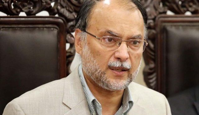 وہ وقت دور نہیں جب عمران خان کیخلاف فارن فنڈنگ کےمقدمے چلیں گے،احسن اقبال